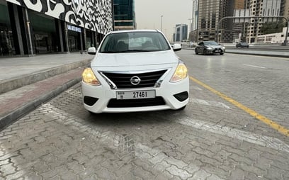 Nissan Sunny (Blanc), 2024 à louer à Dubai