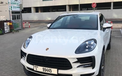 在迪拜 租 Porsche Macan (白色), 2021