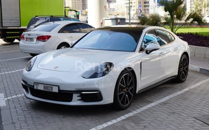 Porsche Panamera (Bianca), 2019 in affitto a Sharjah