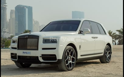 إيجار Rolls Royce Cullinan Black Badge (أبيض), 2021 في دبي