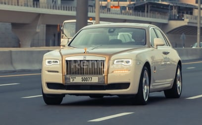 在迪拜 租 Rolls Royce Ghost (白色), 2019