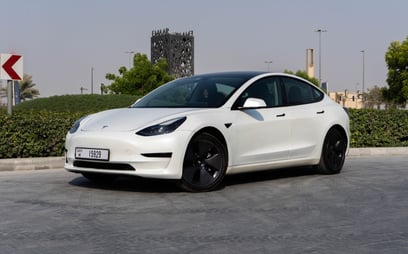 Res&uuml;'l-Hayme'de kiralık Tesla Model 3 (Beyaz), 2023