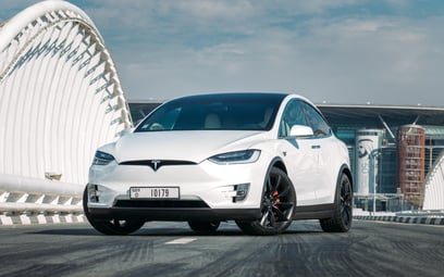 Tesla Model X (Blanco), 2023 para alquiler en Dubai