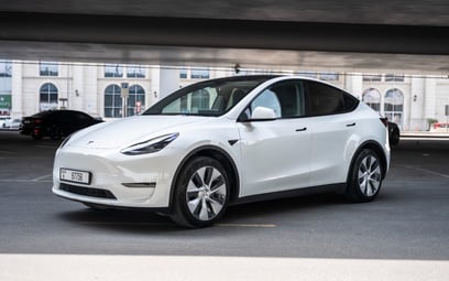 Tesla Model Y Long Range (Bianca), 2023 in affitto a Ras Al Khaimah