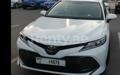 Toyota Camry (Blanco), 2020 para alquiler en Dubai