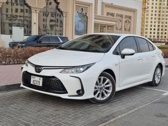 Toyota Corolla (Blanco), 2025 para alquiler en Dub&aacute;i