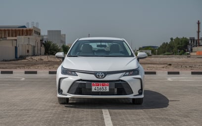 Toyota Corolla (Blanco), 2024 para alquiler en Dubai