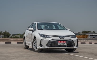 Toyota Corolla (Blanco), 2024 para alquiler en Sharjah
