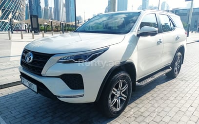 Toyota Fortuner (Blanco), 2022 para alquiler en Dubai