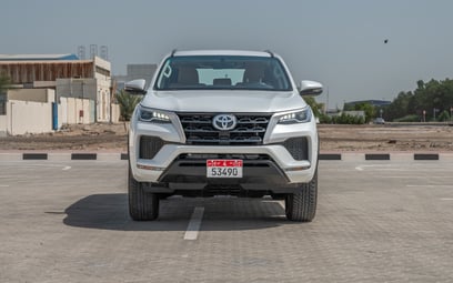 إيجار Toyota Fortuner (أبيض), 2024 في أبو ظبي
