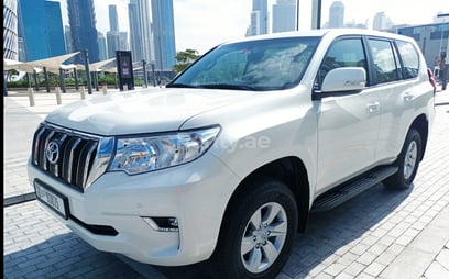 Toyota Prado (Белый), 2022 для аренды в Дубай