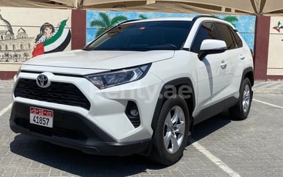 Toyota RAV4 (Blanco), 2019 para alquiler en Dubai