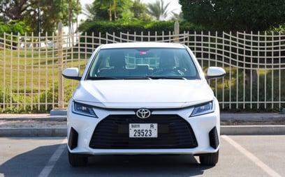 在迪拜 租 Toyota Yaris (白色), 2023