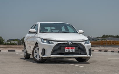 Toyota Yaris (Blanco), 2024 para alquiler en Abu-Dhabi