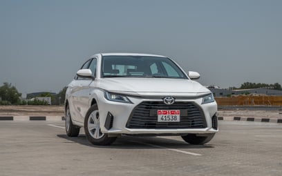 Toyota Yaris (Белый), 2024 для аренды в Абу-Даби