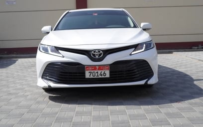 Toyota Camry (Blanco), 2019 para alquiler en Dubai