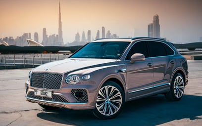 Bentley Bentayga (Beige), 2022 para alquiler en Dubai