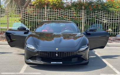 在迪拜 租 Ferrari Roma (黑色), 2021