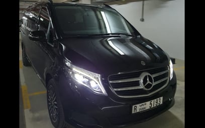 在迪拜 租 Mercedes V250 (黑色), 2019