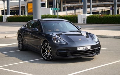 Porsche Panamera 4 (Gris Oscuro), 2020 para alquiler en Dubai