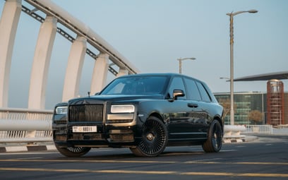 在迪拜 租 Rolls Royce Cullinan Black Badge (黑色), 2020