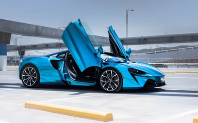 McLaren Artura (Blau), 2023  zur Miete in Dubai
