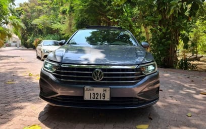 在迪拜 租 Volkswagen Jetta (深灰色), 2019