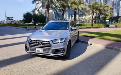 Audi Q7 (Gris), 2019 para alquiler en Dubai