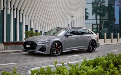 Audi RS6 (Gris), 2021 para alquiler en Dubai