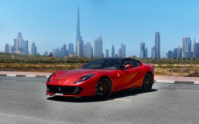Ferrari 812 Superfast (rojo), 2019 para alquiler en Dubai