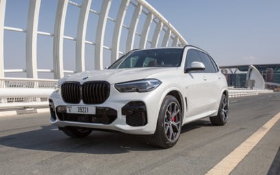 BMW X5 40iM (Weiß), 2023  zur Miete in Ras Al Khaimah
