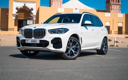 BMW X5 (Blanco), 2023 - ofertas de arrendamiento en Dubai