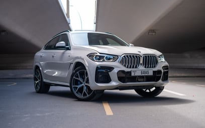 BMW X6 (Blanco), 2023 para alquiler en Dubai