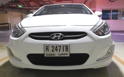 在迪拜 租 Hyundai Accent (白色), 2015