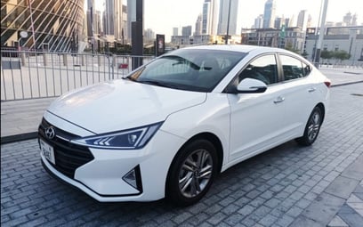 Hyundai Elantra (Blanco), 2019 para alquiler en Dubai