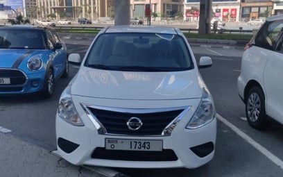Nissan Sunny (Bianca), 2019 in affitto a Dubai