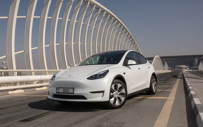 Tesla Model Y Long Range (Weiß), 2022 zur Miete in Dubai
