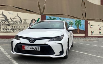 Toyota Corolla (Blanco), 2020 para alquiler en Dubai