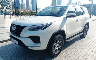 在迪拜 租 Toyota Fortuner (白色), 2022