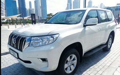 Toyota Prado (Белый), 2022 для аренды в Дубай
