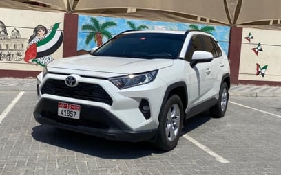 Toyota RAV4 (Белый), 2019 для аренды в Дубай
