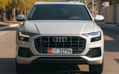 Beige Audi Q8 2021 迪拜汽车租凭