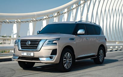 Beige Nissan Patrol V8 Platinum 2021 للإيجار في دبي
