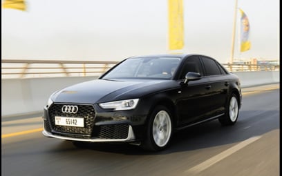 Black Audi A4 2018 للإيجار في دبي