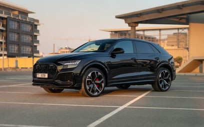 Black Audi RSQ8 2022 para alquiler en Dubai