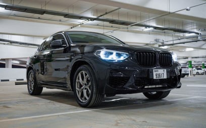 Black 2020 BMW X4 with X4M Body Kit 2020 迪拜汽车租凭