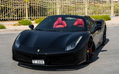 Black Ferrari 488 Spyder 2018 en alquiler en Dubai