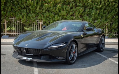 Black Ferrari Roma 2021 للإيجار في دبي