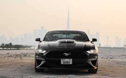 Black Ford Mustang V4 with GT Bodykit & Custom Exhaust System 2018 für Miete in Dubai