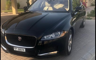 Black Jaguar XF 2019 للإيجار في دبي